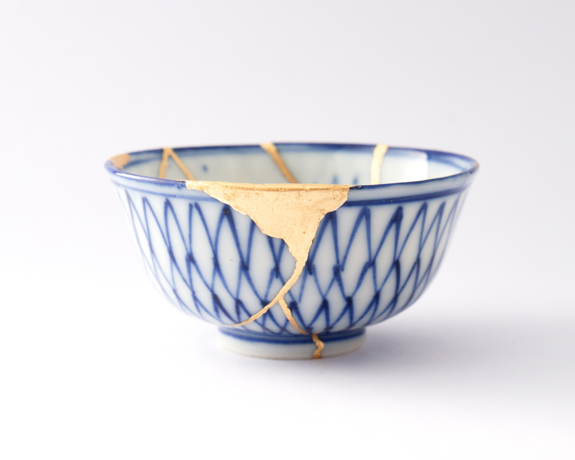 Kintsugi technika taisytas puodelis